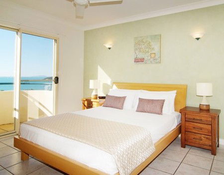 Mediterranean Resorts - Lightning Ridge Tourism 0