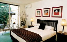 Knightsbridge Apartments - Lightning Ridge Tourism 1
