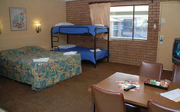 Oasis By The Lake - Lightning Ridge Tourism 0