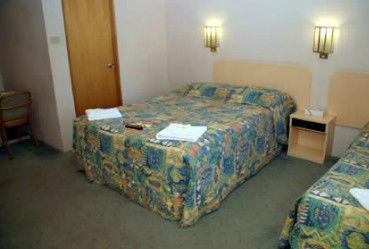 Oasis By The Lake - Lightning Ridge Tourism 1