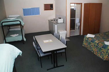 Oasis By The Lake - Lightning Ridge Tourism 3