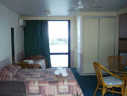 Club Surfers - Lightning Ridge Tourism