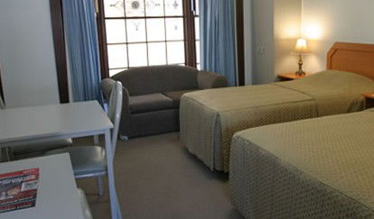 Colonial Lodge Motor Inn - Lightning Ridge Tourism 1