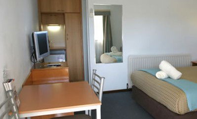 Colonial Lodge Motor Inn - Lightning Ridge Tourism 4