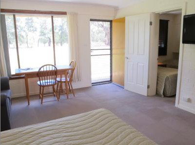 Golfers Lodge Motel - Lightning Ridge Tourism 5