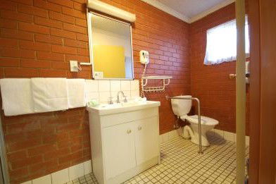 Junction Motor Inn - Lightning Ridge Tourism 3