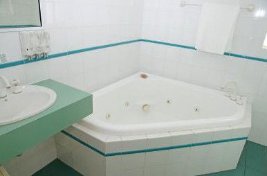 Sapphire Waters Motor Inn - Lightning Ridge Tourism 3