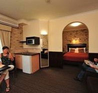 Highlander Motor Inn And Apartments - Lightning Ridge Tourism