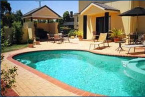 Hopkins House Motel & Apartments - Lightning Ridge Tourism 0
