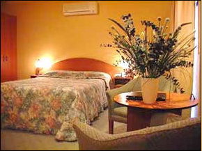 Hopkins House Motel & Apartments - Lightning Ridge Tourism 4