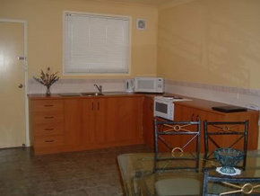 Hopkins House Motel & Apartments - Lightning Ridge Tourism 5