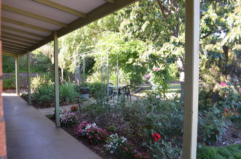 Bright Colonial Inn Motel - Lightning Ridge Tourism 1