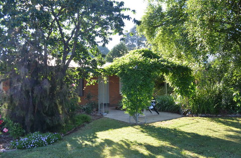 Bright Colonial Inn Motel - Lightning Ridge Tourism 2