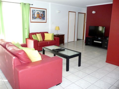 The Shores Holiday Apartments - Lightning Ridge Tourism 4