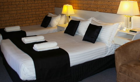Golden Harvest Motor Inn - Lightning Ridge Tourism 0
