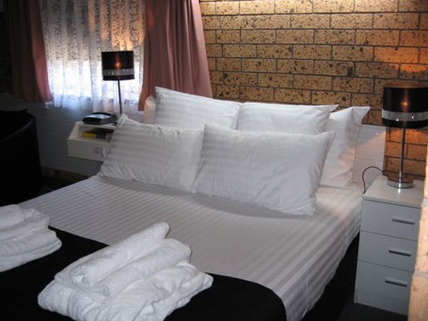 Golden Harvest Motor Inn - Lightning Ridge Tourism 1
