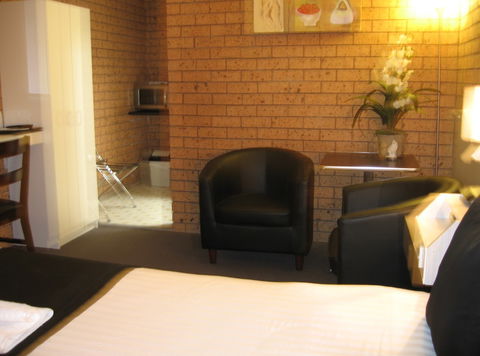 Golden Harvest Motor Inn - Lightning Ridge Tourism 5