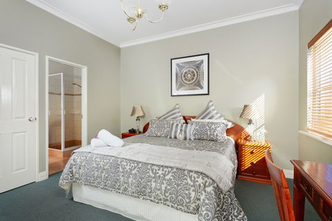Durham Lodge - Lightning Ridge Tourism 2
