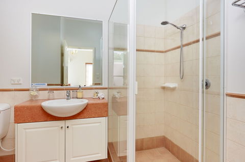 Durham Lodge - Lightning Ridge Tourism 3
