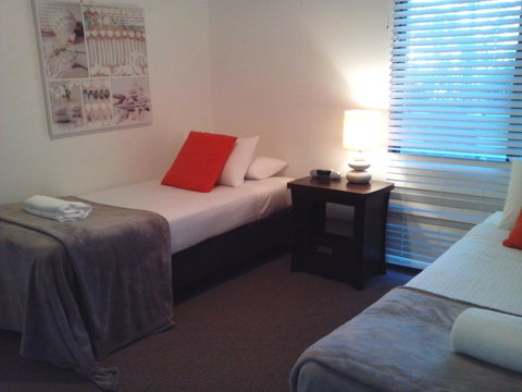 Outrigger Bay Apartments - Lightning Ridge Tourism 8