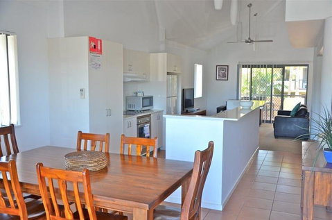 Outrigger Bay Apartments - Lightning Ridge Tourism 12