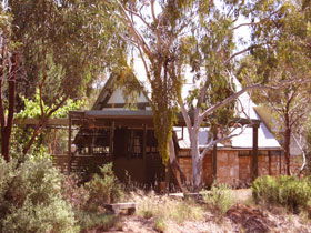 Mount Remarkable Cottage - Lightning Ridge Tourism 0