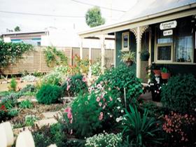 Schoolhouse Cottage - Lightning Ridge Tourism 0