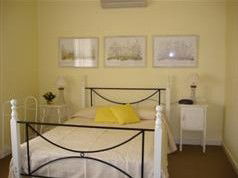 Wild Berry Cottage - Lightning Ridge Tourism 1