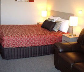 Golden Chain Tower Motor Inn - Lightning Ridge Tourism 4