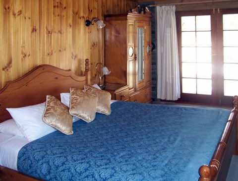 McLaren Ridge 1 - McLaren Ridge Log Cabins - Lightning Ridge Tourism 1
