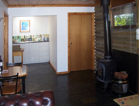 McLaren Ridge 1 - McLaren Ridge Log Cabins - Lightning Ridge Tourism 2