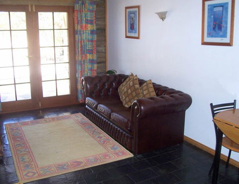 McLaren Ridge 1 - McLaren Ridge Log Cabins - Lightning Ridge Tourism 3