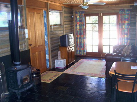 McLaren Ridge 1 - McLaren Ridge Log Cabins - Lightning Ridge Tourism 4