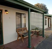 Moonta Bay Road Cabins and Cottages - Lightning Ridge Tourism