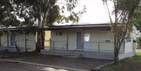 Long Island Caravan Park Cabins - Lightning Ridge Tourism 6