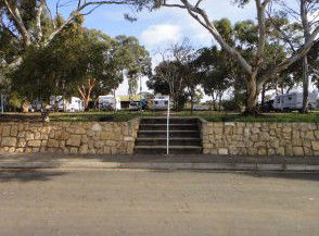 Long Island Caravan Park Cabins - Lightning Ridge Tourism 7