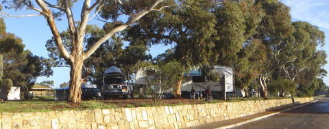 Long Island Caravan Park Cabins - Lightning Ridge Tourism 8