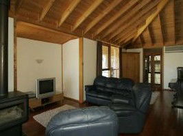 McLaren Ridge 4 - McLaren Ridge Log Cabins - Lightning Ridge Tourism 1