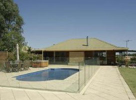 McLaren Ridge 4 - McLaren Ridge Log Cabins - Lightning Ridge Tourism 2