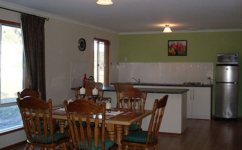 Lazy Days B&B Cottage - Lightning Ridge Tourism 0