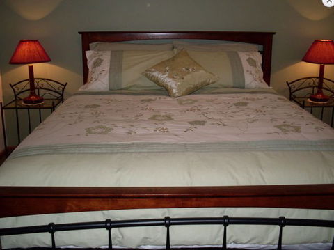 Lazy Days B&B Cottage - Lightning Ridge Tourism 5