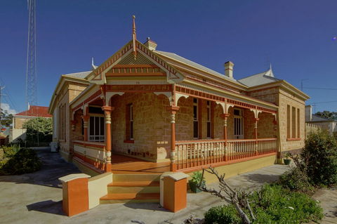 Myras Moonta Retreat - Lightning Ridge Tourism 0