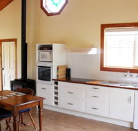 The Old Oak Bed and Breakfast - The Shearing Quarters - Lightning Ridge Tourism