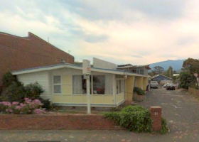 Kingston Beach Motel - Lightning Ridge Tourism 0