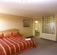 Lighthouse Hotel - Lightning Ridge Tourism
