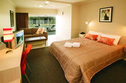 Discovery Cairns Hotel - Lightning Ridge Tourism 2
