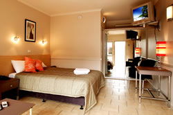Discovery Cairns Hotel - Lightning Ridge Tourism 3