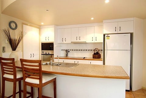 Mediterranean Beachfront Apartments - Lightning Ridge Tourism 2