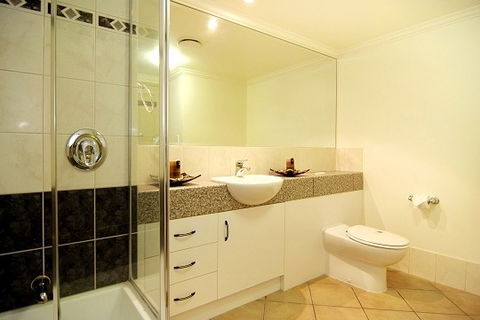 Mediterranean Beachfront Apartments - Lightning Ridge Tourism 5