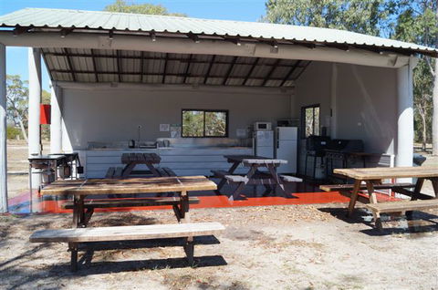 Rainbow Waters Holiday Park - Lightning Ridge Tourism 5